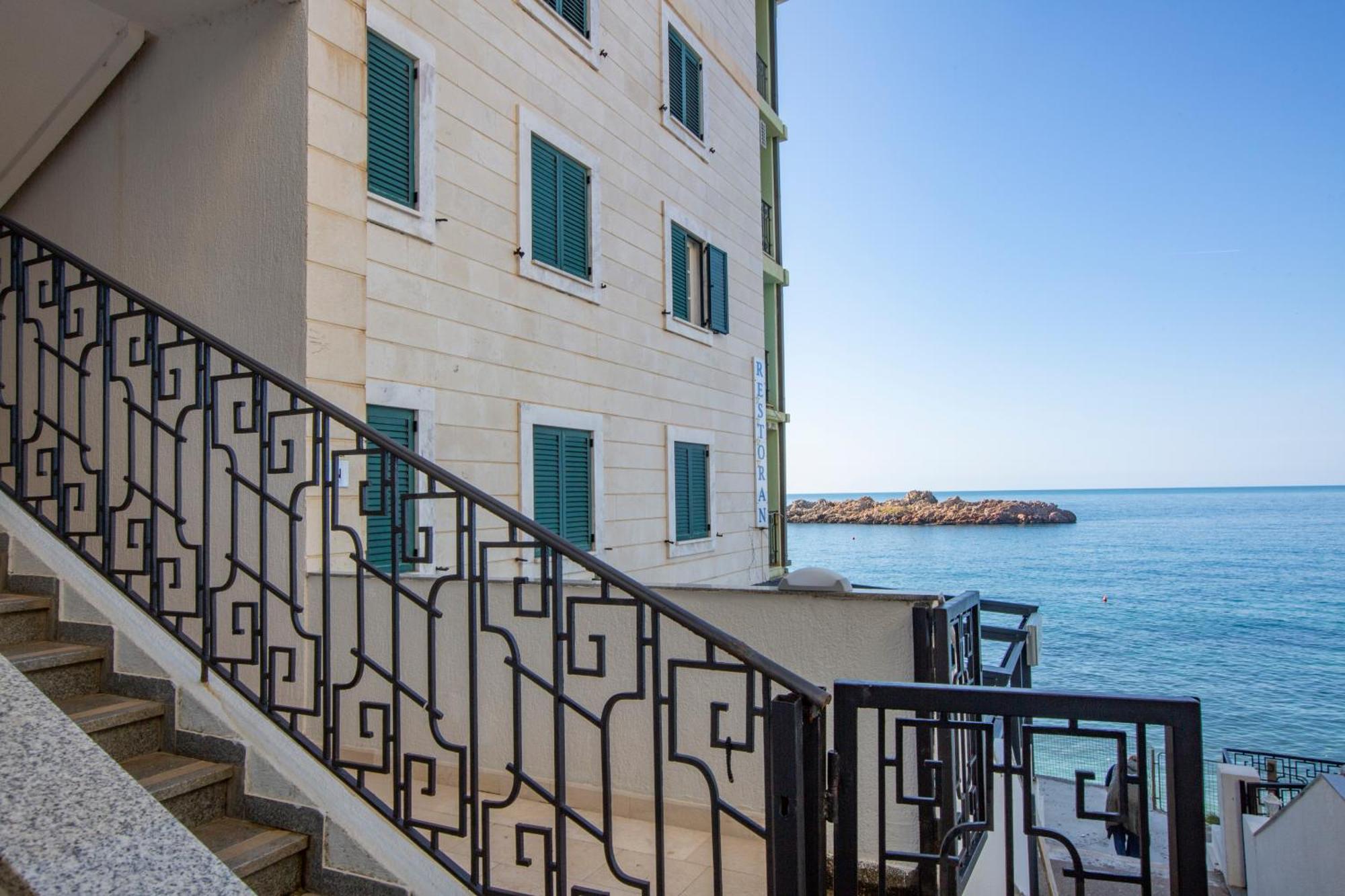 Montesan Luxury Apartment Beach Front Sveti Stefan Exteriör bild