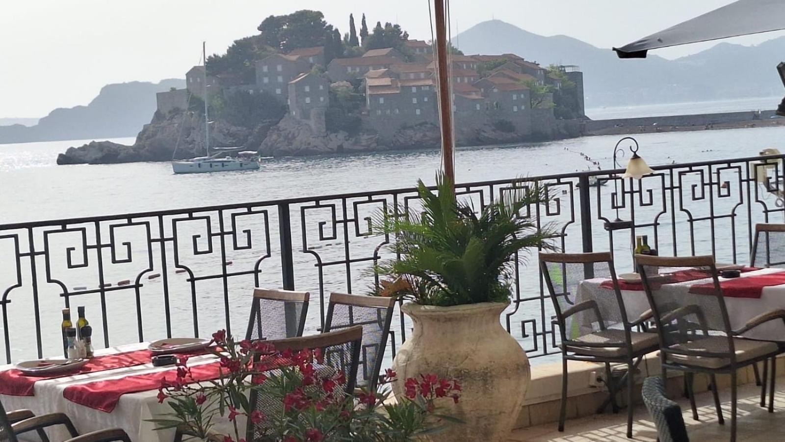 Montesan Luxury Apartment Beach Front Sveti Stefan Exteriör bild